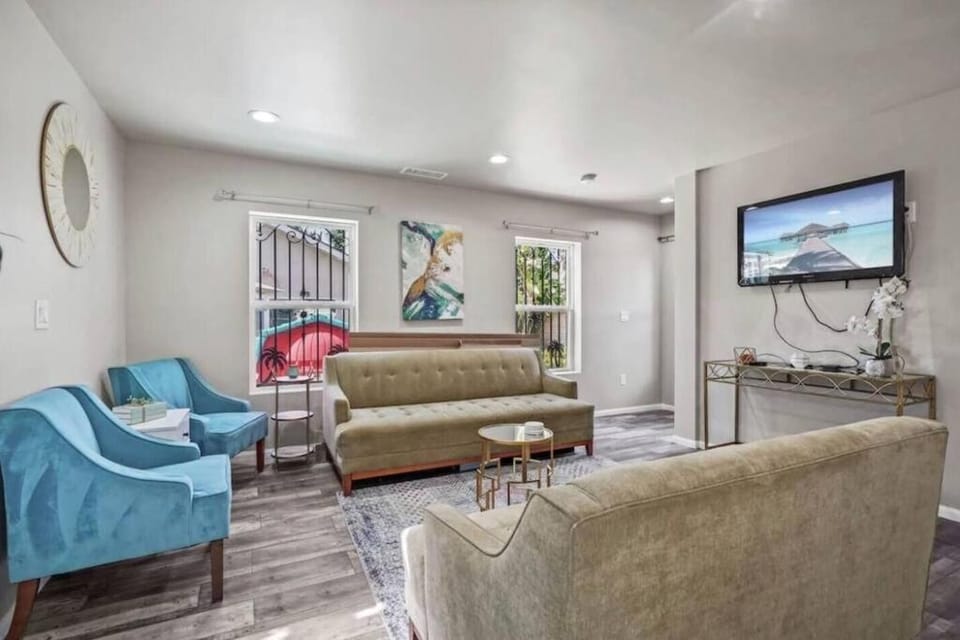 TV and multimedia, Living room, Seating area, Evening entertainment