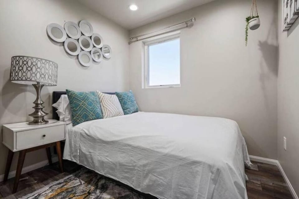 Spacious family Guesthouse private entry near six flags House in Valencia