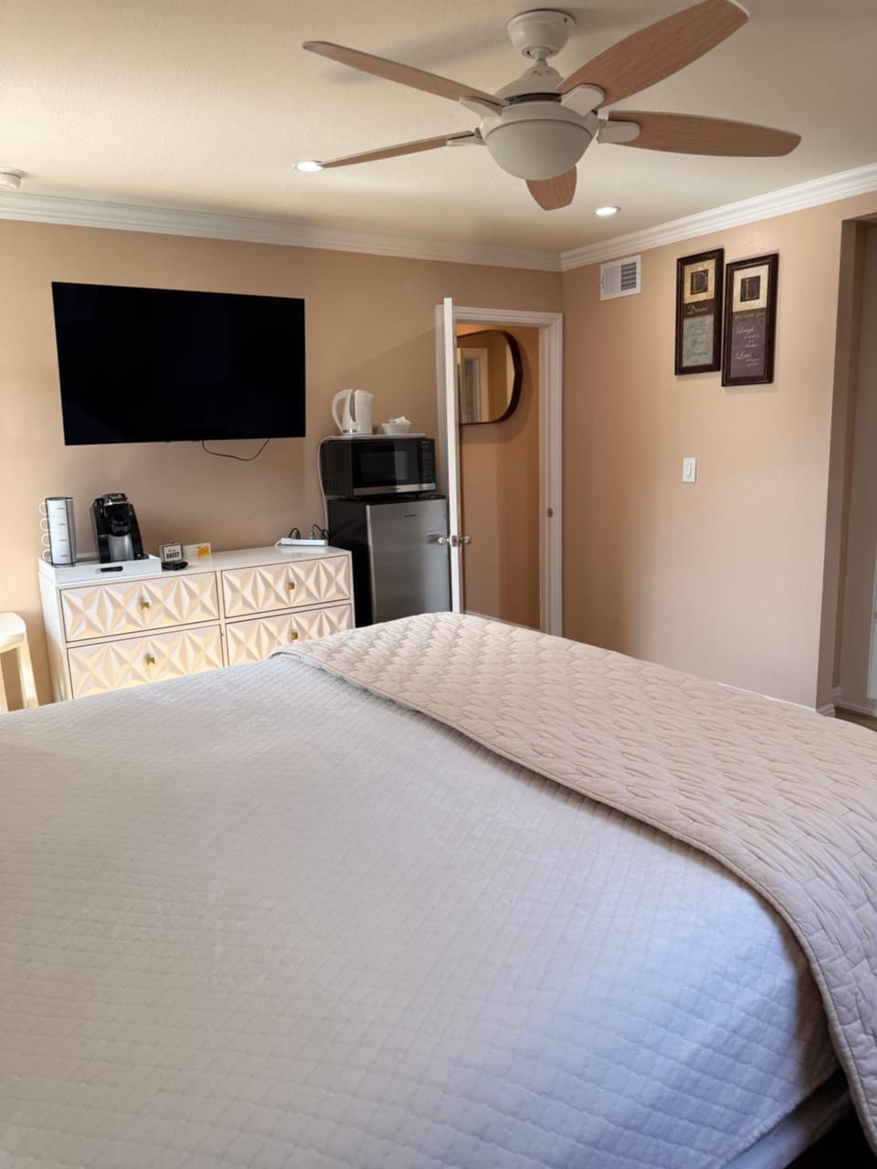 Bed, TV and multimedia, Photo of the whole room, Bedroom