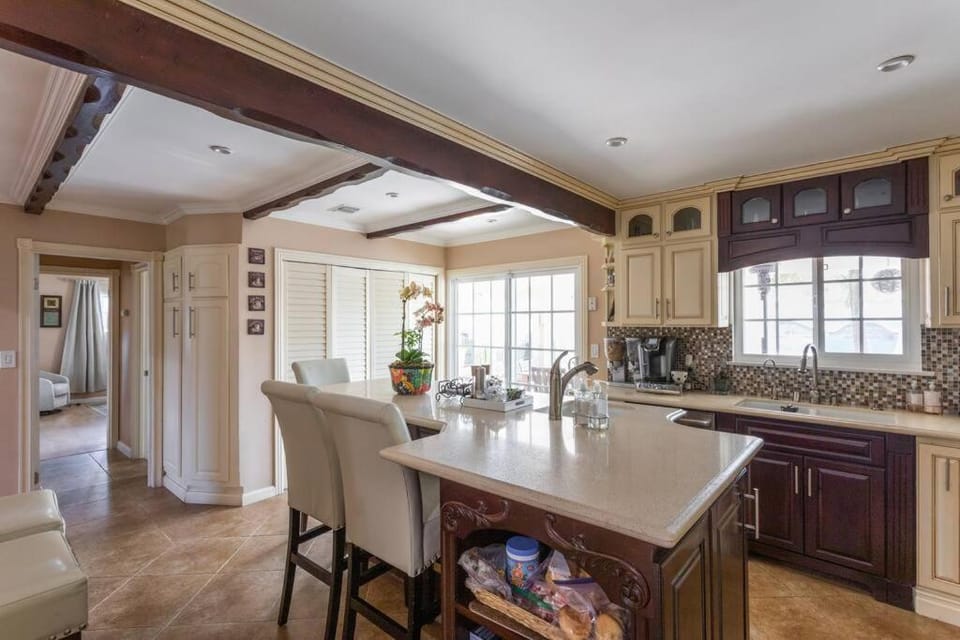 Kitchen or kitchenette, Dining area, dishwasher, stove