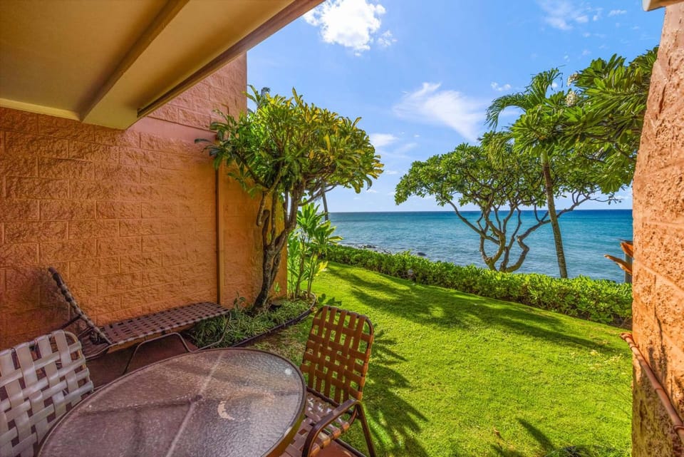 Kuleana Club #402 Oceanfront 1bedroom 1 bathroom - Gated House in Napili-Honokowai