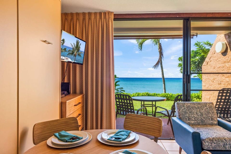 Kuleana Club #404 Oceanfront -1 bedroom 1 bathroom - Gated House in Napili-Honokowai