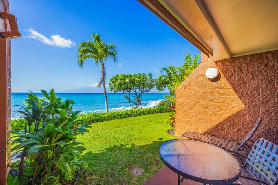 Kuleana Club #404 Oceanfront -1 bedroom 1 bathroom - Gated House in Napili-Honokowai