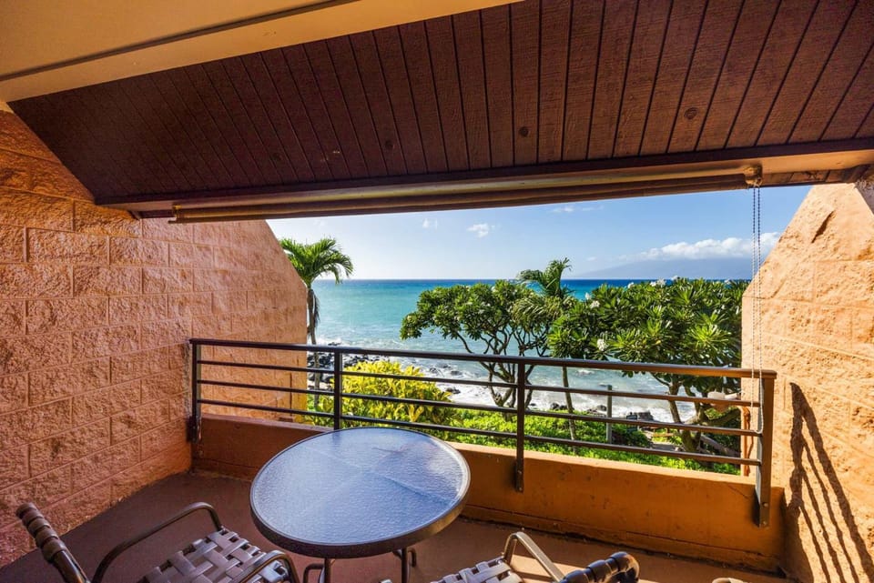 Kuleana Club #410 Oceanfront 1 bedroom 1 bathroom - Gated 2nd Fl House in Napili-Honokowai