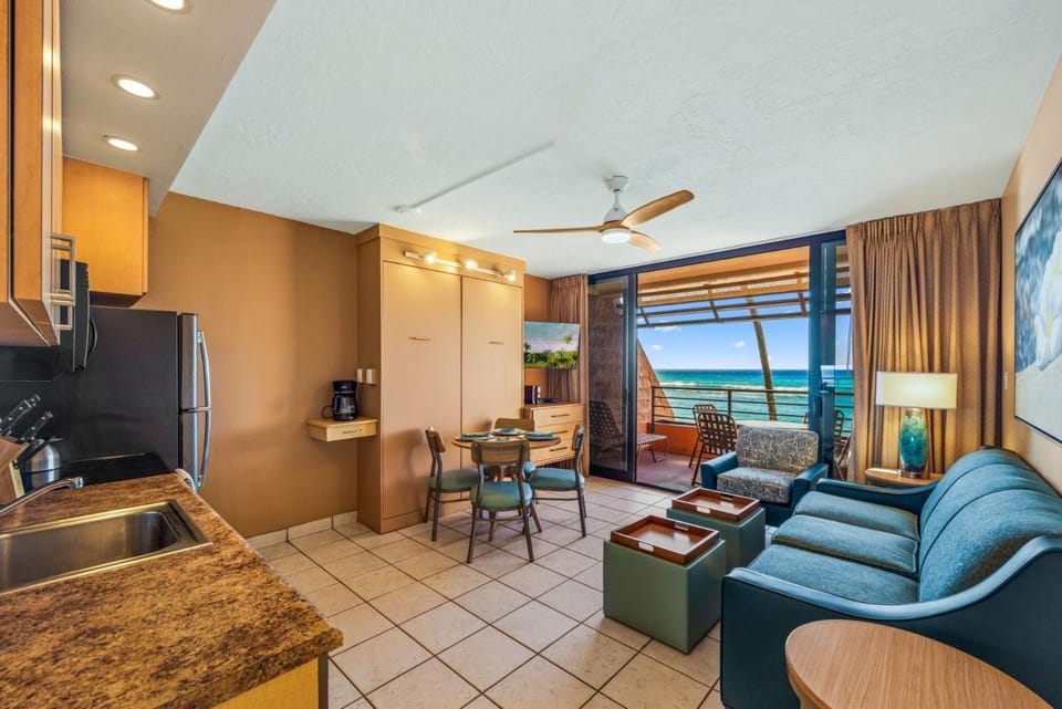 Kuleana Club #412 Oceanfront - 1 bedroom & 1 bathroom - Gated 2nd Fl House in Napili-Honokowai