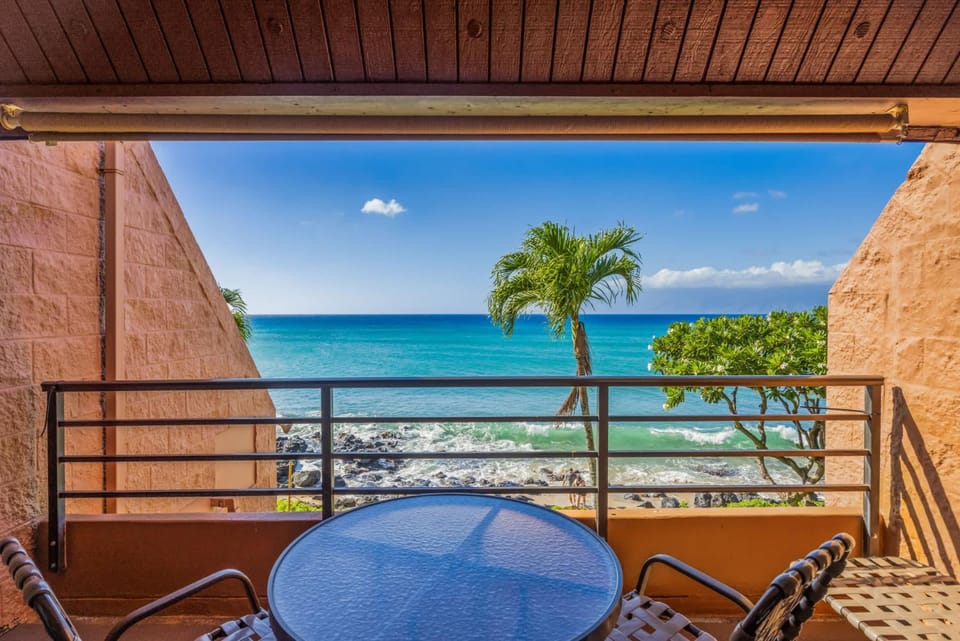 Kuleana Club #412 Oceanfront - 1 bedroom & 1 bathroom - Gated 2nd Fl House in Napili-Honokowai