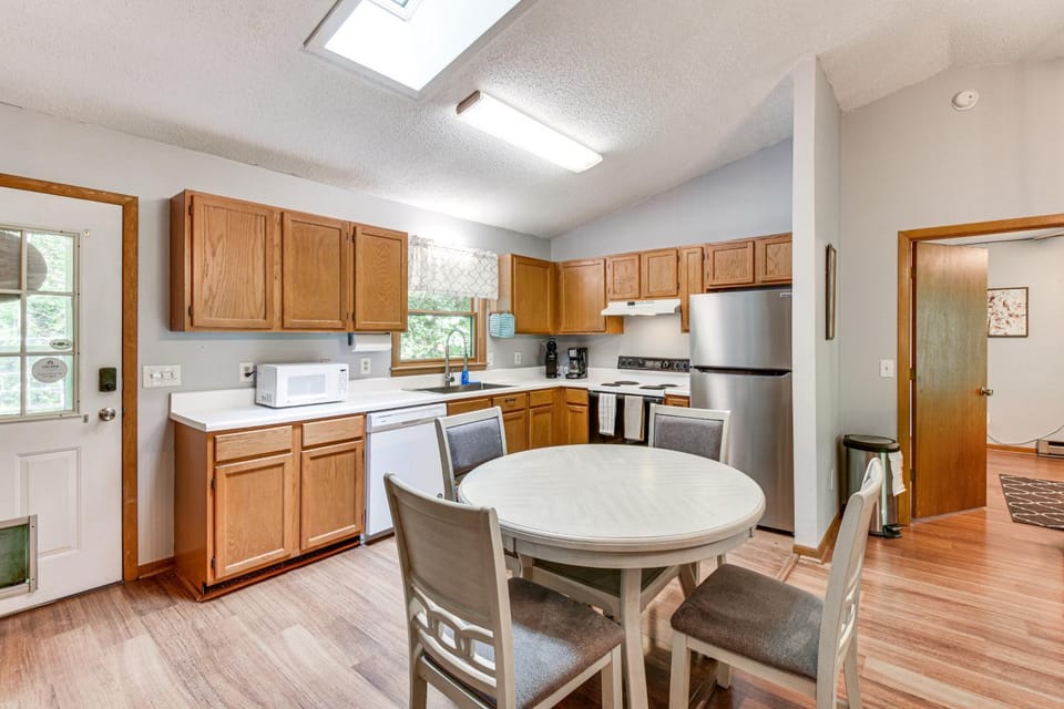 Cozy Franklin Retreat w/ Deck - 5 Mi to Downtown! House in Tennessee