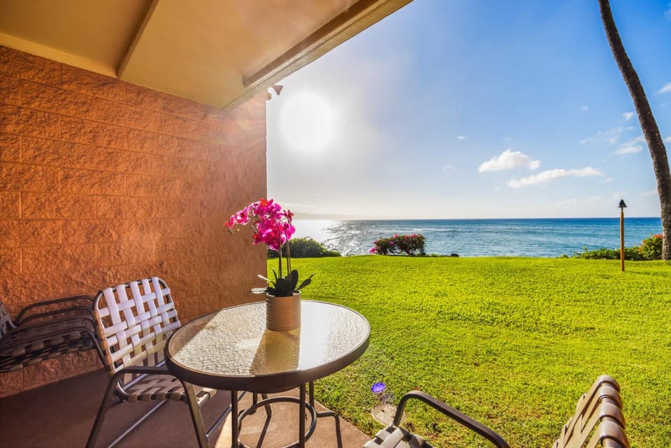Kuleana Club #606 Oceanfront -1bedroom & 1 bathroom - Gated House in Napili-Honokowai