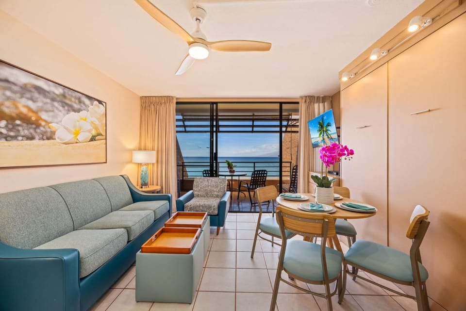 Kuleana Club #611 Oceanfront - 1 bedroom & 1 bathroom - Gated 2nd Fl House in Napili-Honokowai
