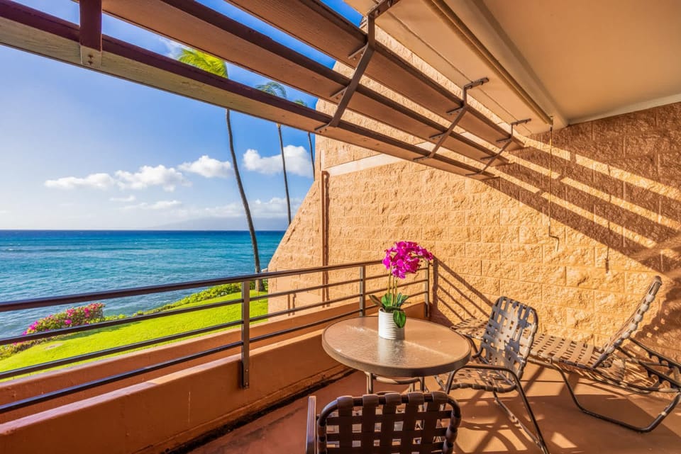 Kuleana Club #615 Oceanfront - 1 bedroom & 1 bathroom - Gated 2nd Fl House in Napili-Honokowai