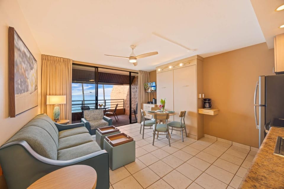 Kuleana Club #619 Oceanfront - 1 bedroom & 1 bathroom - Gated 3rd Fl House in Napili-Honokowai
