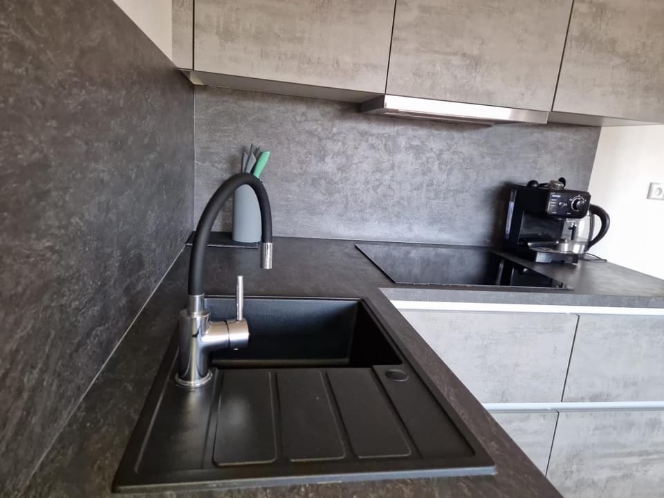 Coffee/tea facilities, Kitchen or kitchenette, stove
