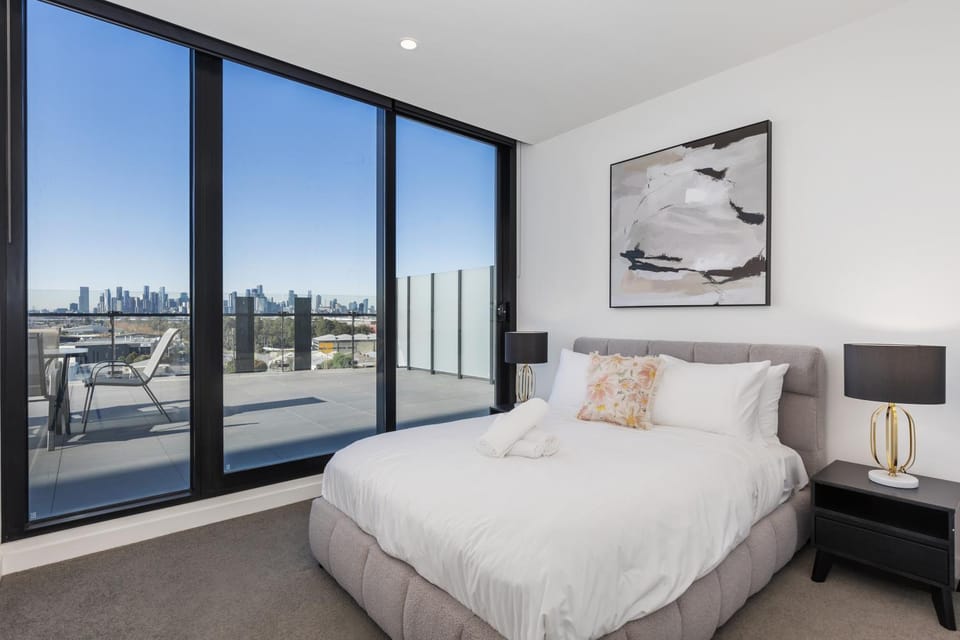 Stunning River & City Views and Huge Balcony! Apartment in Melbourne