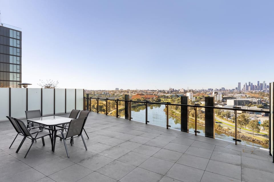Stunning River & City Views and Huge Balcony! Apartment in Melbourne