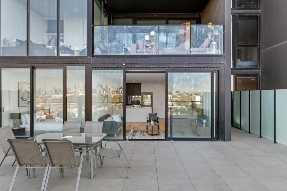 Stunning River & City Views and Huge Balcony! Apartment in Melbourne