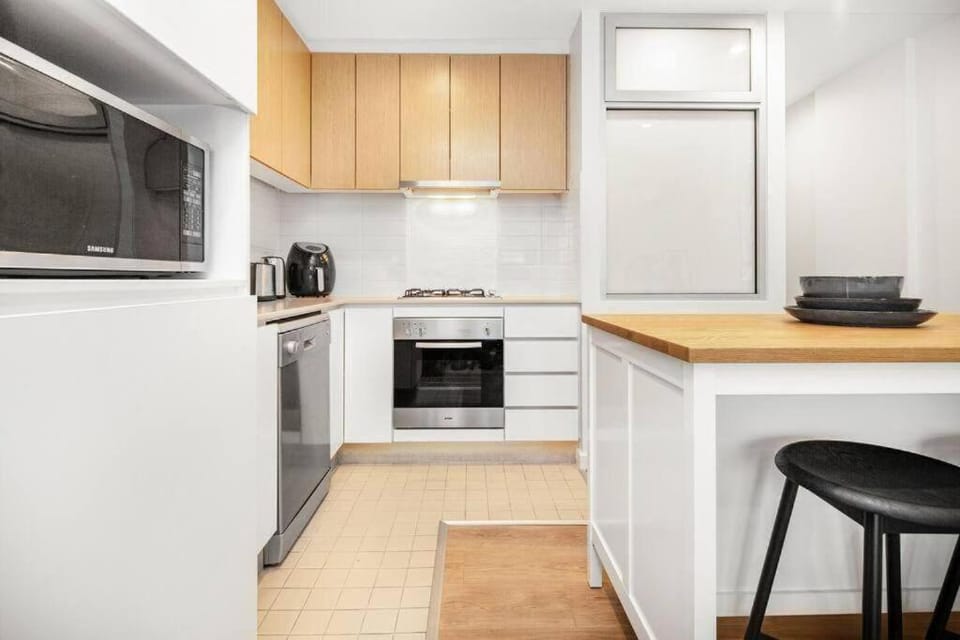 Kitchen or kitchenette, dishwasher, oven