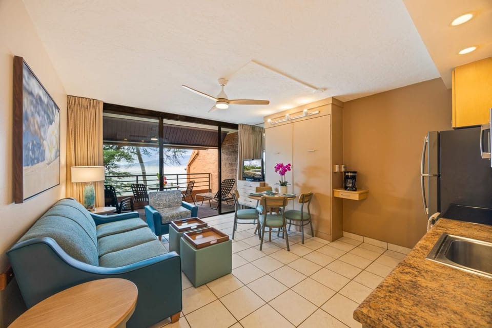Kuleana Club #715 Oceanfront - 1 bedroom & 1 bathroom - 2nd Floor House in Napili-Honokowai