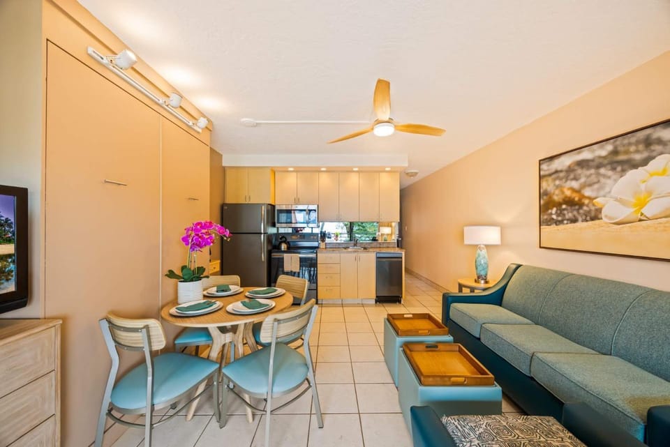 Kuleana Club #715 Oceanfront - 1 bedroom & 1 bathroom - 2nd Floor House in Napili-Honokowai