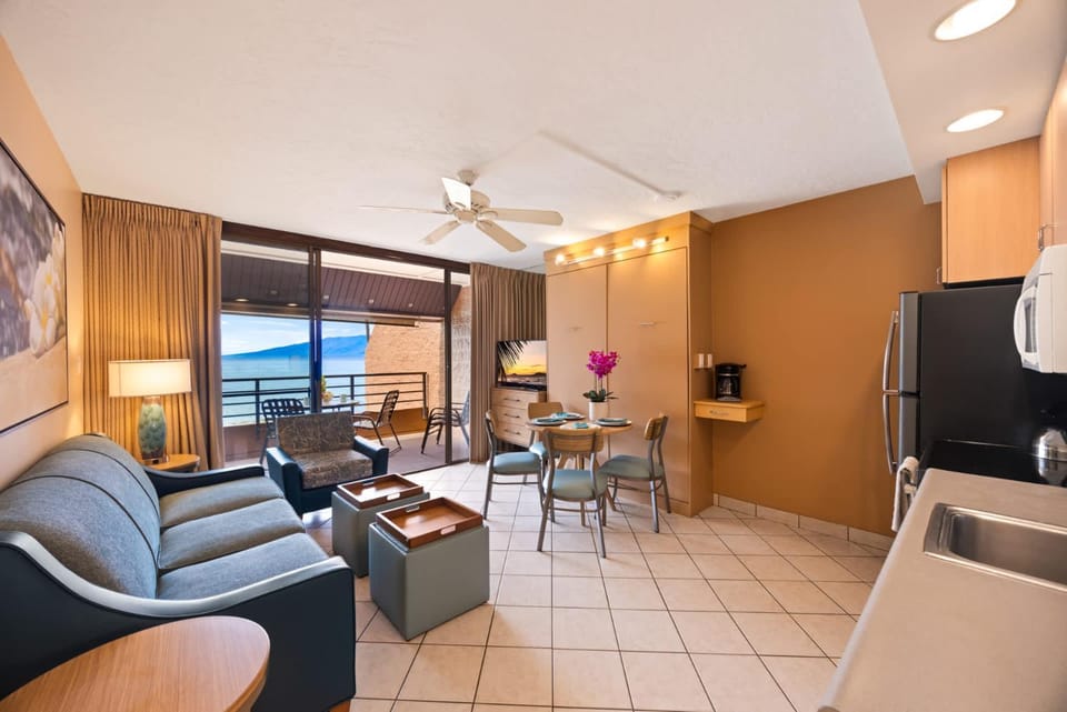 Kuleana Club #721 Oceanfront - 1 bedroom & 1 bathroom - 3rd Floor House in Napili-Honokowai