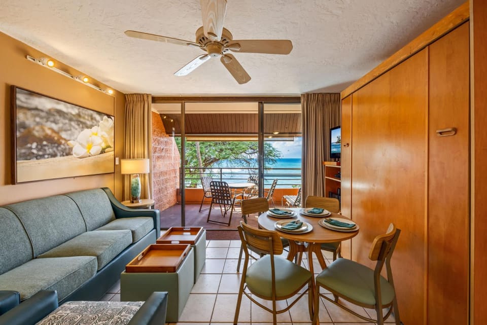 Kuleana Club #722 Oceanfront - 1 bedroom & 1 bathroom - 3rd Floor House in Napili-Honokowai