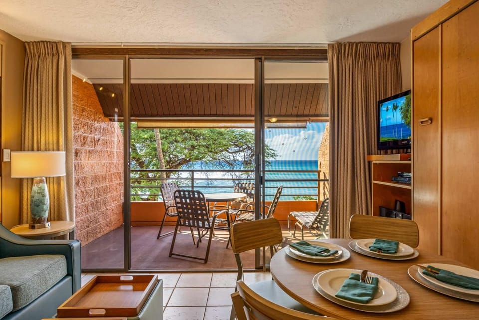Kuleana Club #722 Oceanfront - 1 bedroom & 1 bathroom - 3rd Floor House in Napili-Honokowai