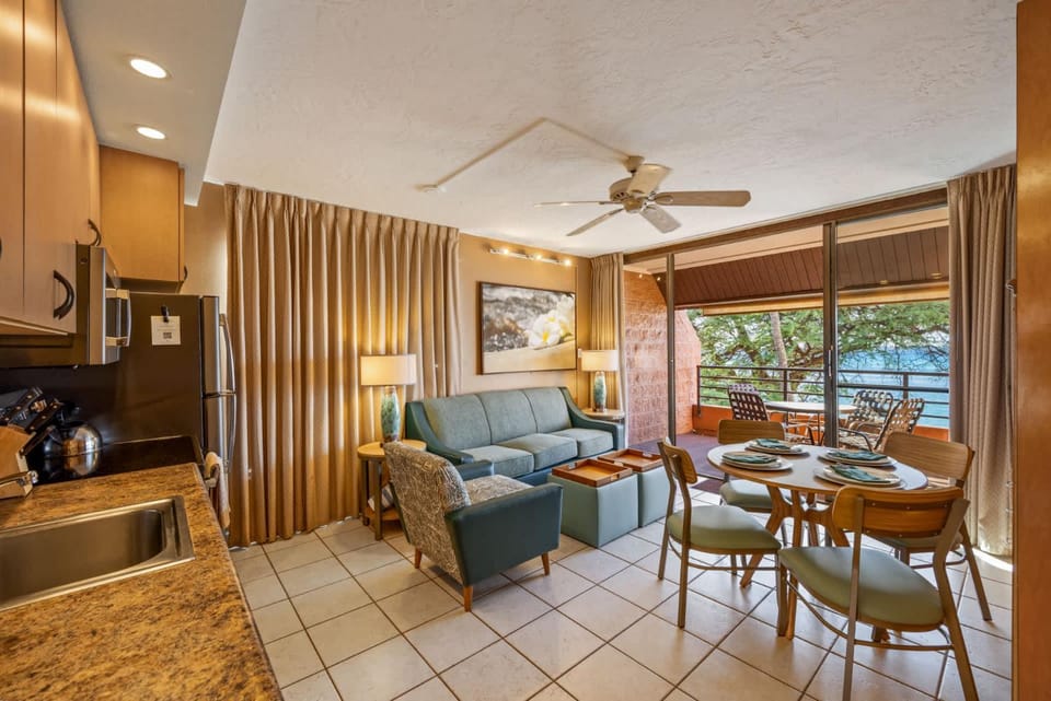 Kuleana Club #722 Oceanfront - 1 bedroom & 1 bathroom - 3rd Floor House in Napili-Honokowai