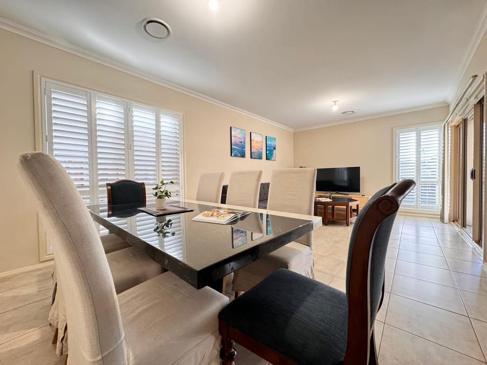 TV and multimedia, Living room, Seating area, Dining area