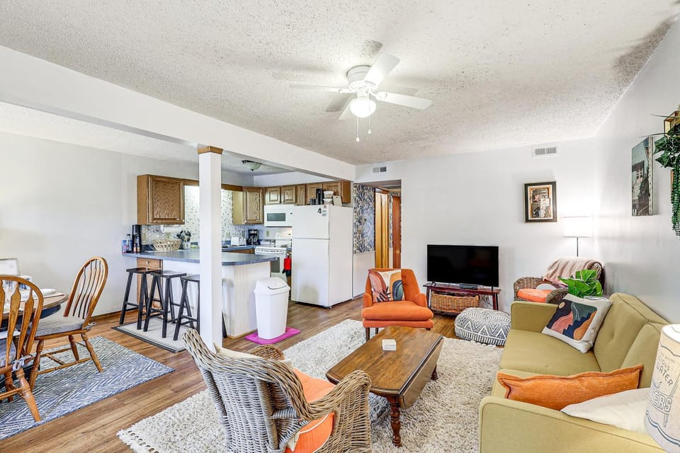 Unwind Poolside, Walk to Sand! Ocean City Condo House in Ocean City