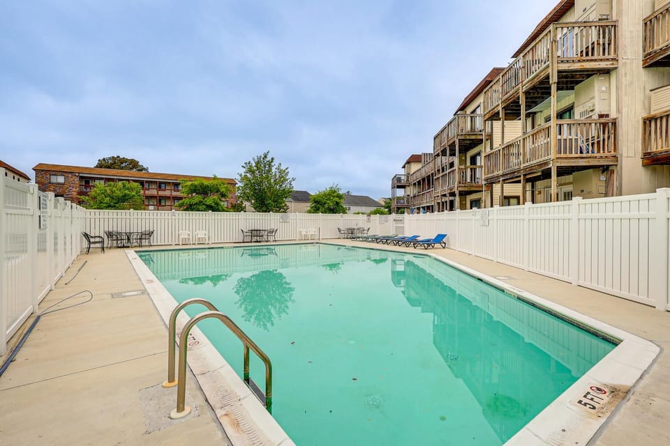 Unwind Poolside, Walk to Sand! Ocean City Condo House in Ocean City