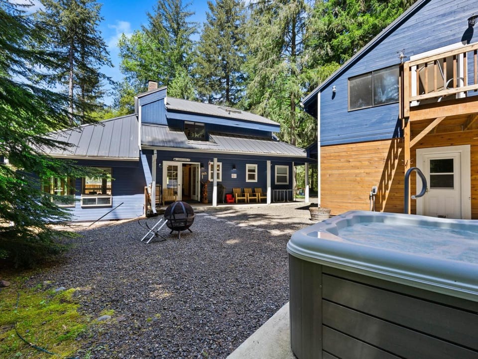 Landen Lodge - Meredith Lodging House in Mount Hood Village