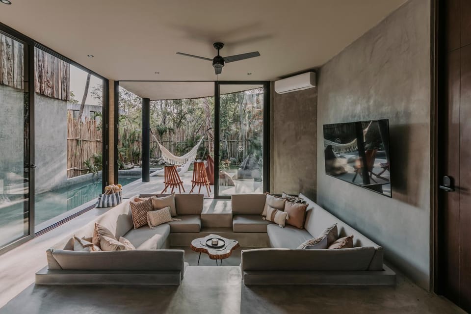 TV and multimedia, Living room, Seating area, Dining area