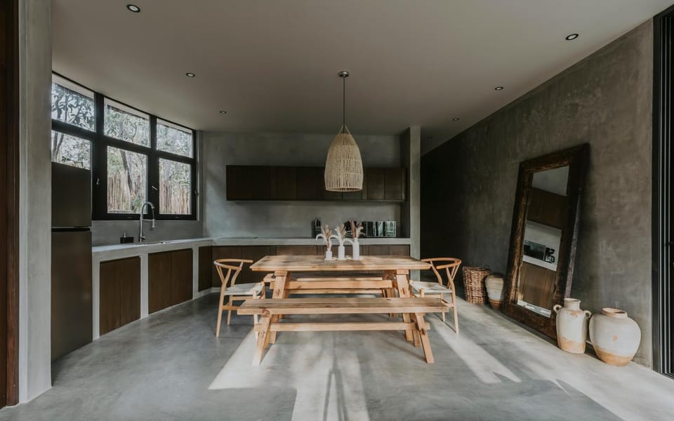 Kitchen or kitchenette, Dining area