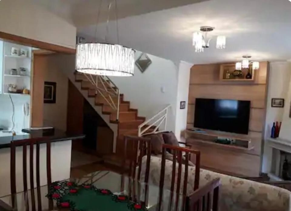 Apto aconchegante em Capivari com lareira e sacada Apartment in Campos do Jordão