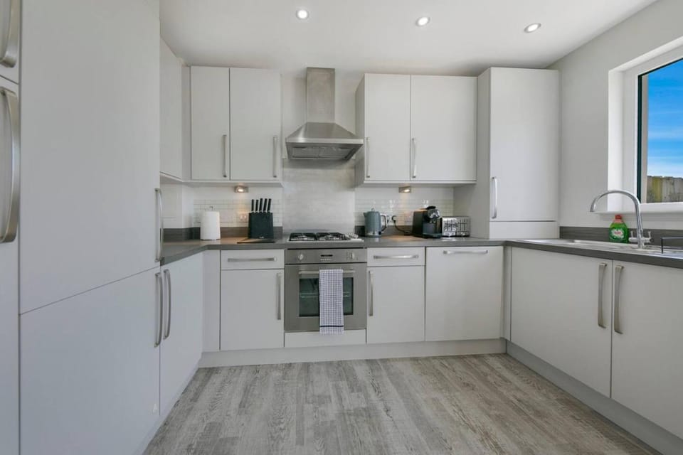 Coffee/tea facilities, Kitchen or kitchenette, oven, stove, toaster