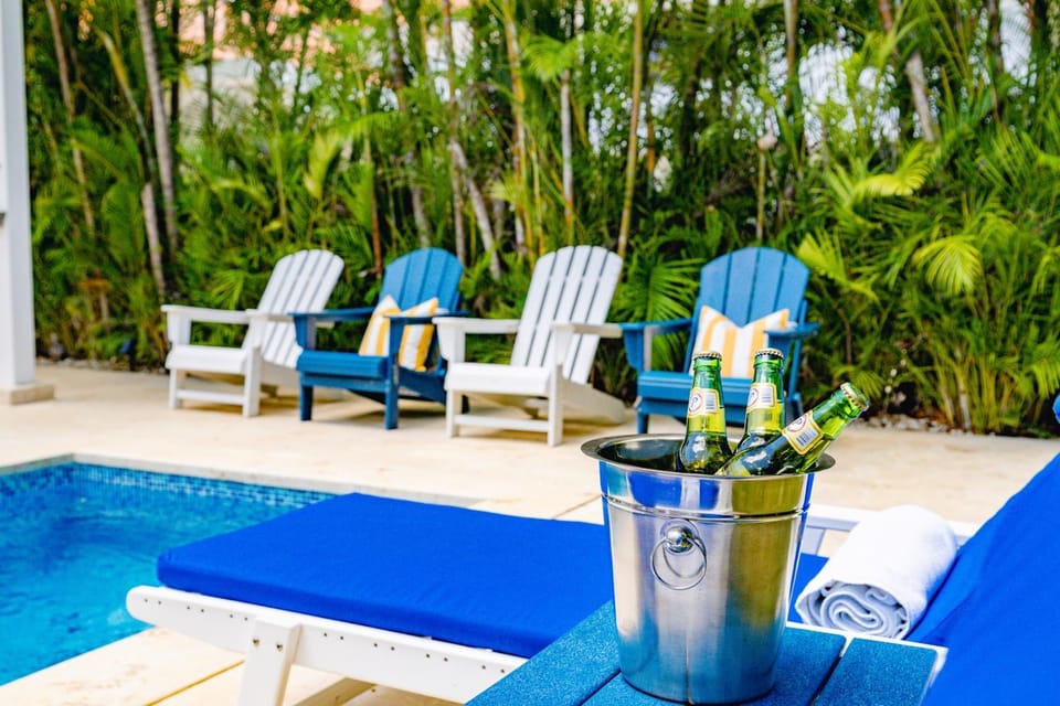 Restaurant/places to eat, Other, Decorative detail, Pool view