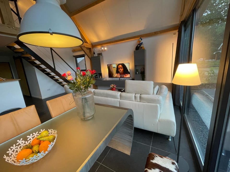 Restaurant/places to eat, People, Living room, Seating area