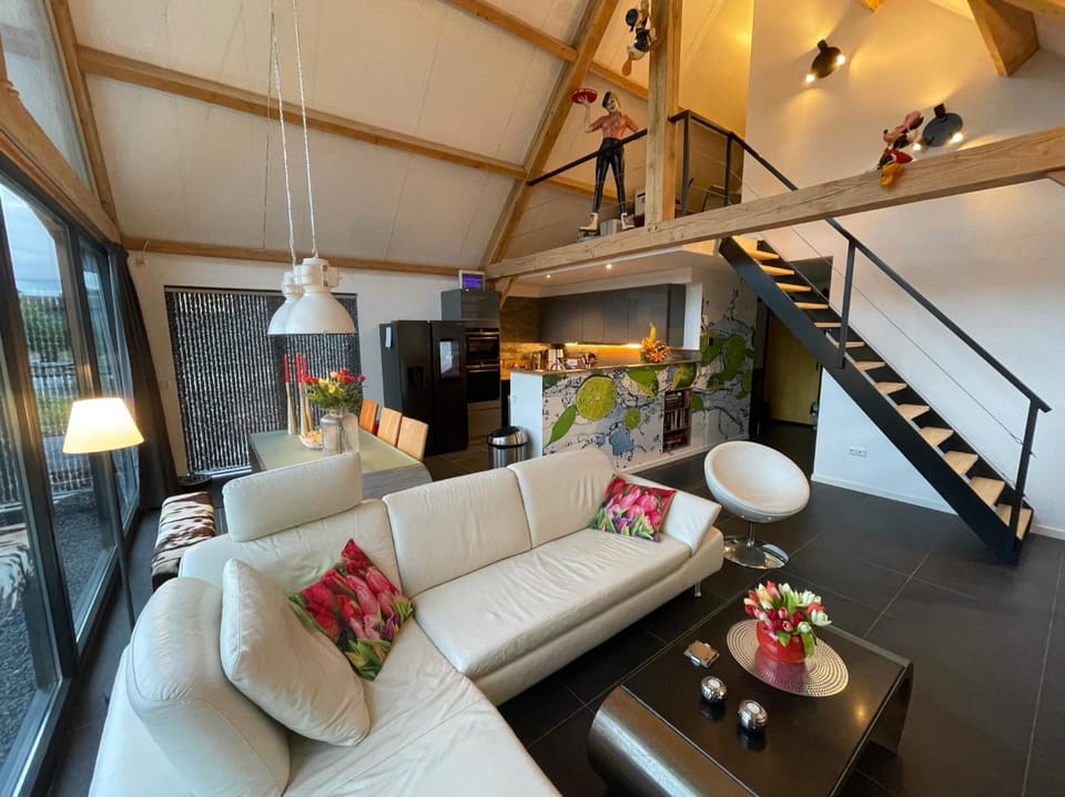 Restaurant/places to eat, Living room, Seating area