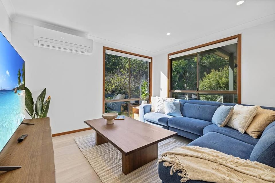 Communal lounge/ TV room, TV and multimedia, Living room, Seating area, air conditioner