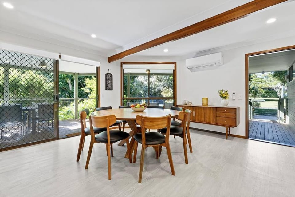 Seating area, Dining area, Garden view