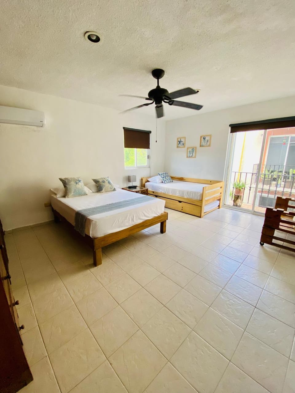 Bed, Photo of the whole room, air conditioner