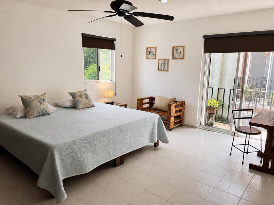 Bed, Photo of the whole room, Seating area