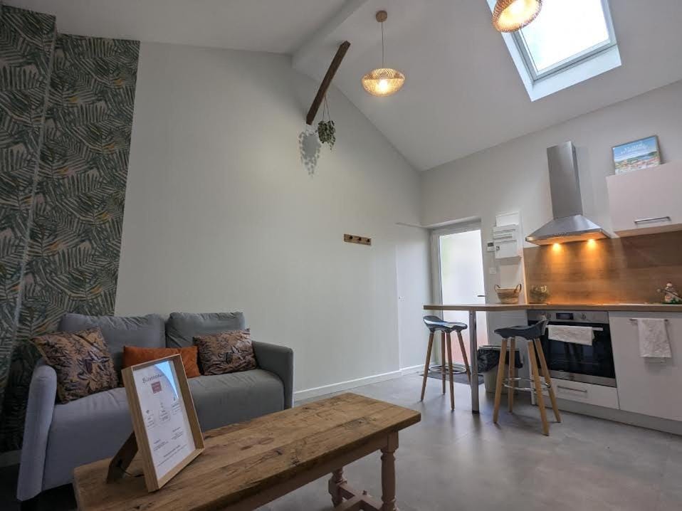 Seating area, Dining area, pet friendly, stove