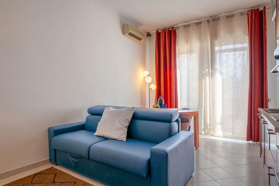 TV and multimedia, Living room, Seating area, air conditioner