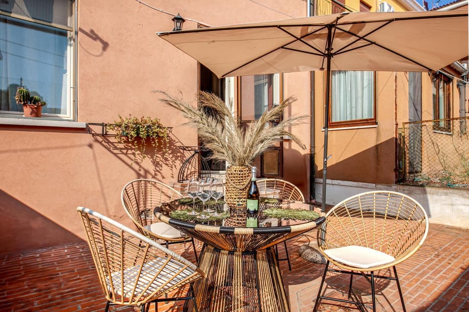 Property building, Patio, Day, Balcony/Terrace