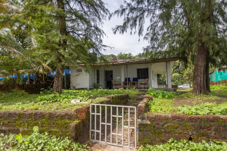 Property building, Facade/entrance, Natural landscape, Garden, Balcony/Terrace, Beach, Beach