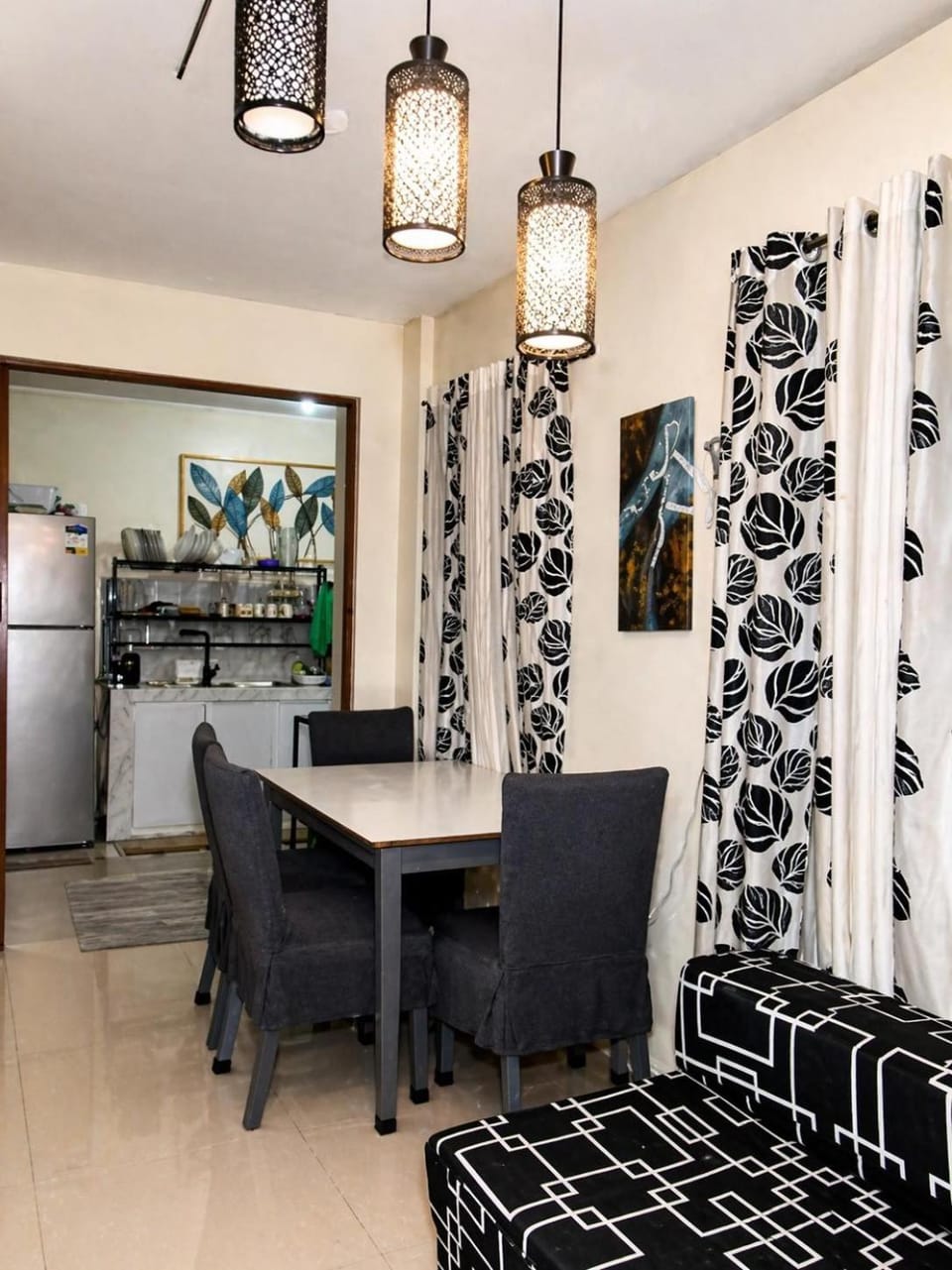 Kitchen or kitchenette, Dining area
