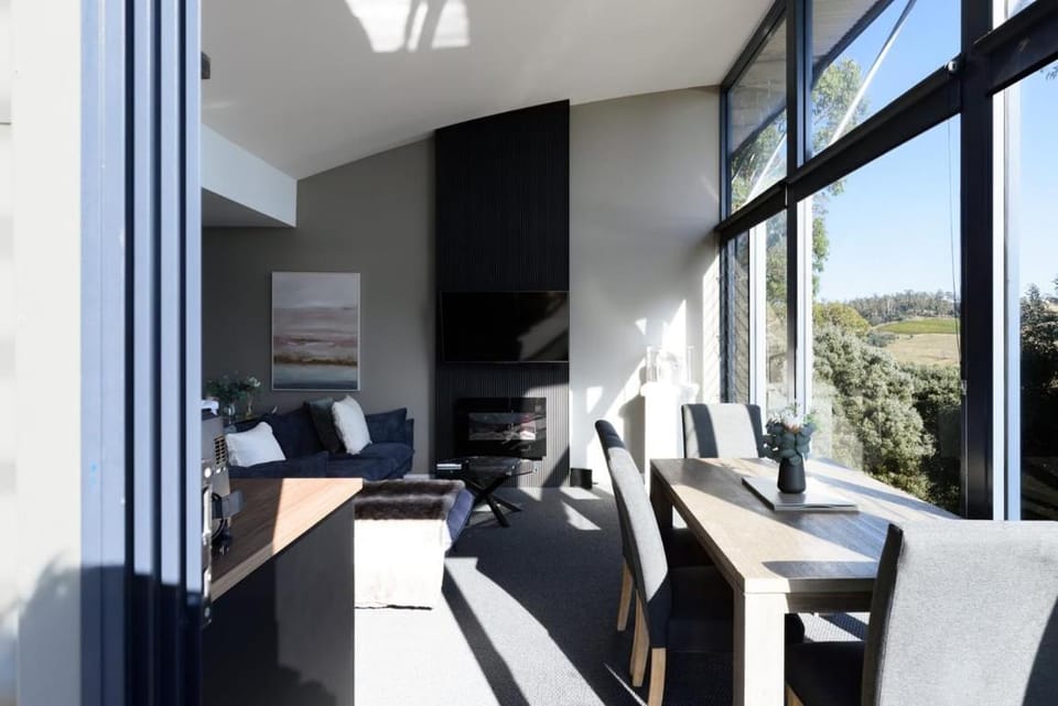 Tamar Valley Treetop Retreat with River Views Apartment in Grindelwald