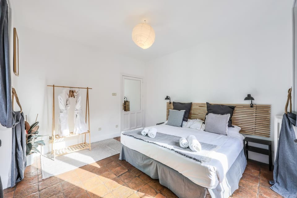 Photo of the whole room, Bedroom