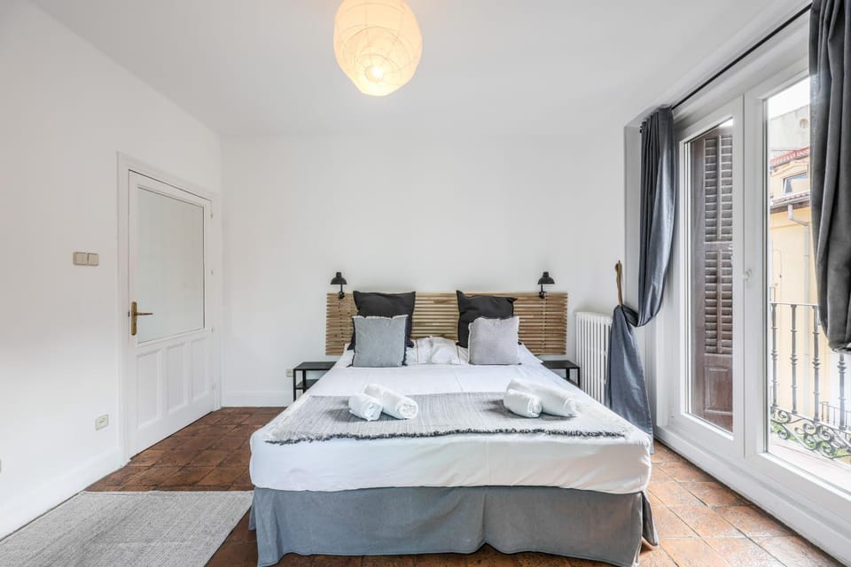 Photo of the whole room, Bedroom