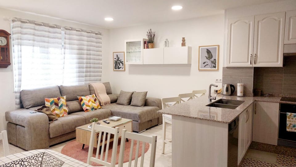 Kitchen or kitchenette, Living room, Seating area, Dining area